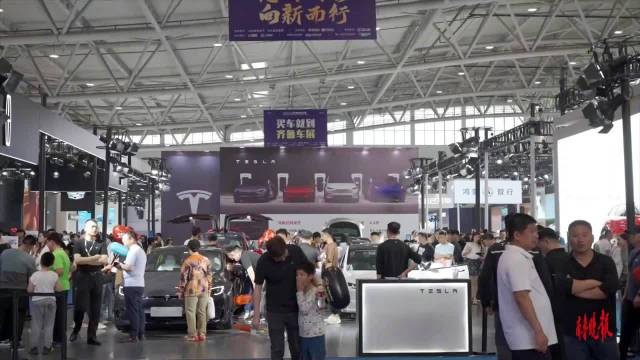 延时摄影记录齐鲁国际车展，每一帧都是“人人人人人”