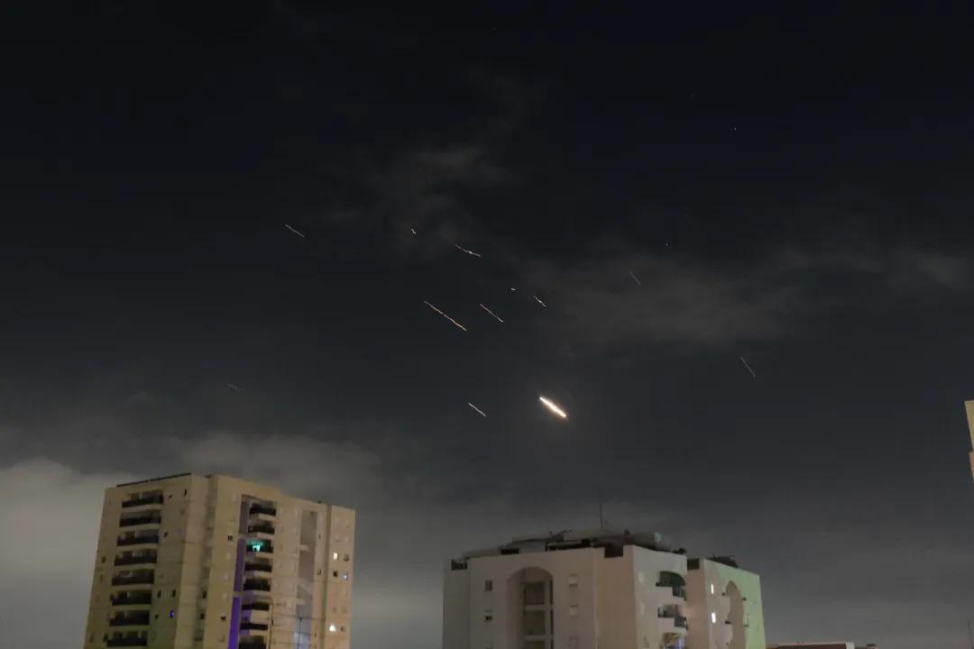 这是4月14日凌晨在以色列特拉维夫上空拍摄的以色列防空系统启动拦截的画面。新华社发（托默·诺伊贝格摄/基尼图片社）