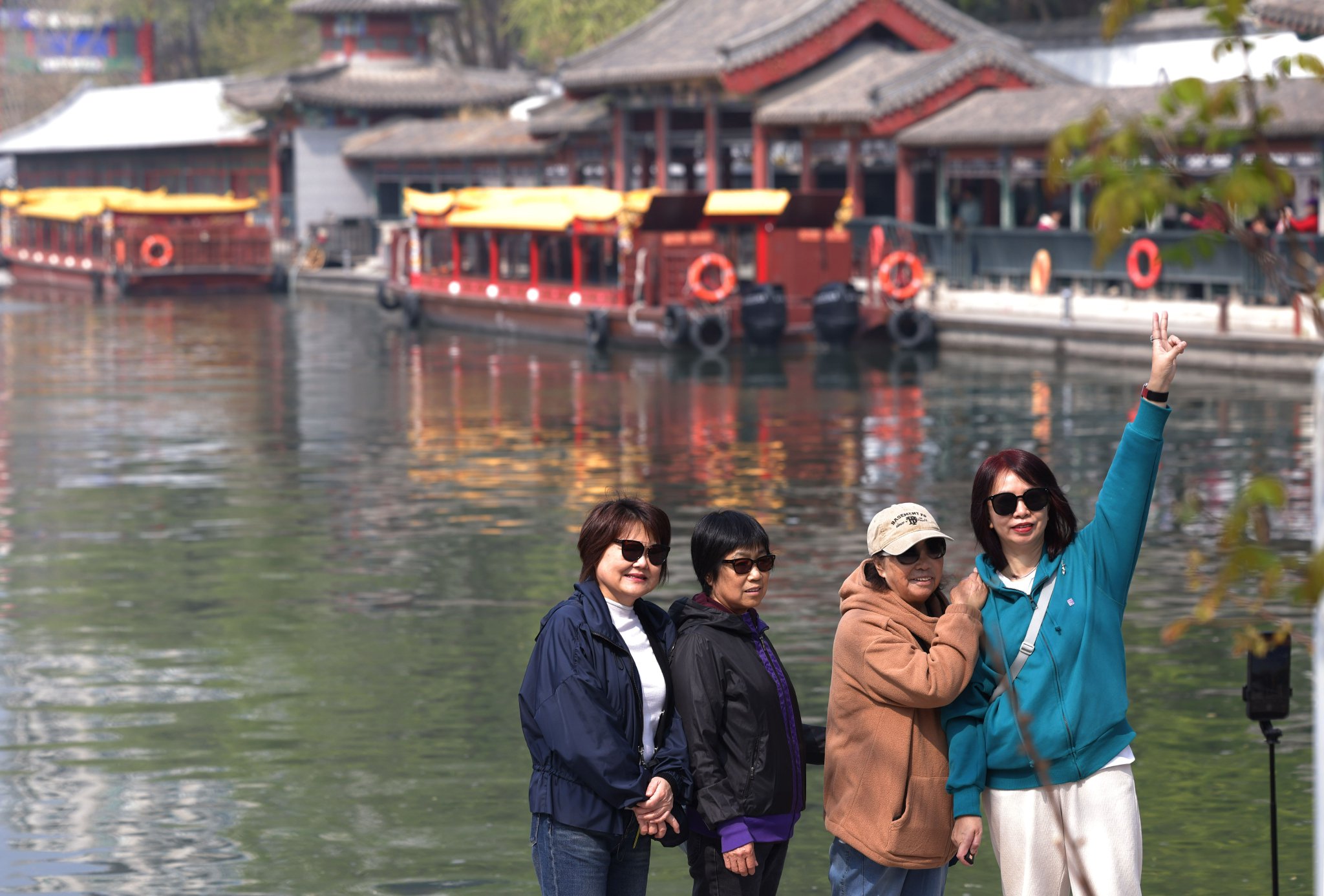 4月11日，紫竹院公園紫禦灣碼頭，遊客在打卡拍照。新京報記者 李木易 攝