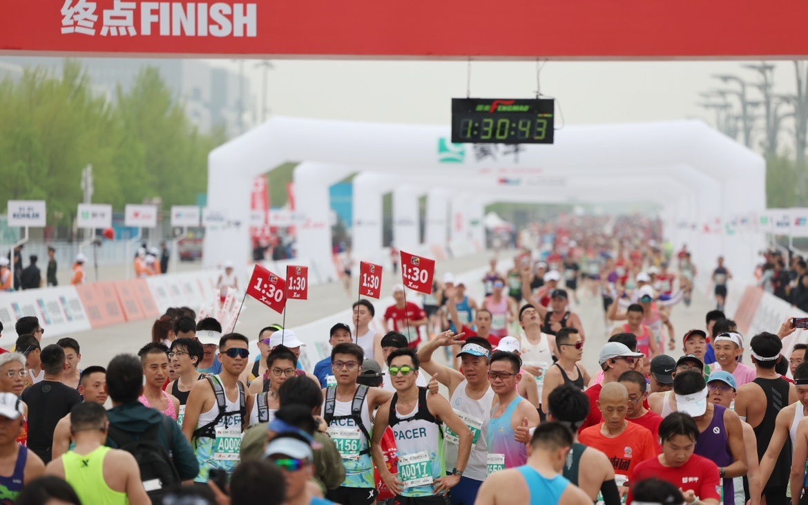 今年的北京半馬，眾多跑者如願完賽。 新京報記者 王飛 攝