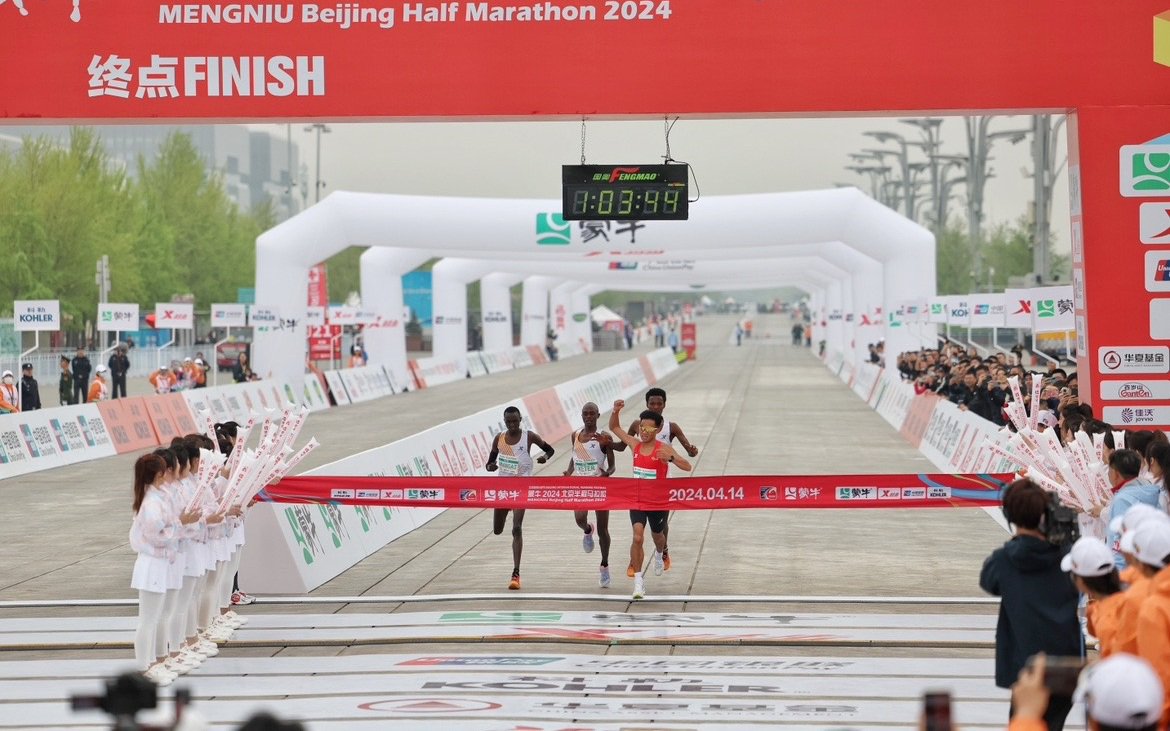 馬拉松全國紀錄保持者何傑以微弱優勢撞線。 新京報記者 王飛 攝