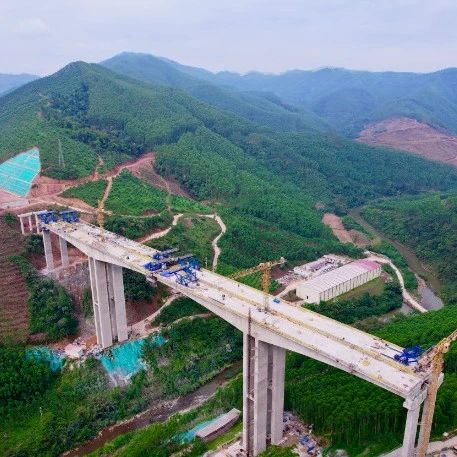 【防城港】上峒高速汪达河大桥左幅中跨合龙