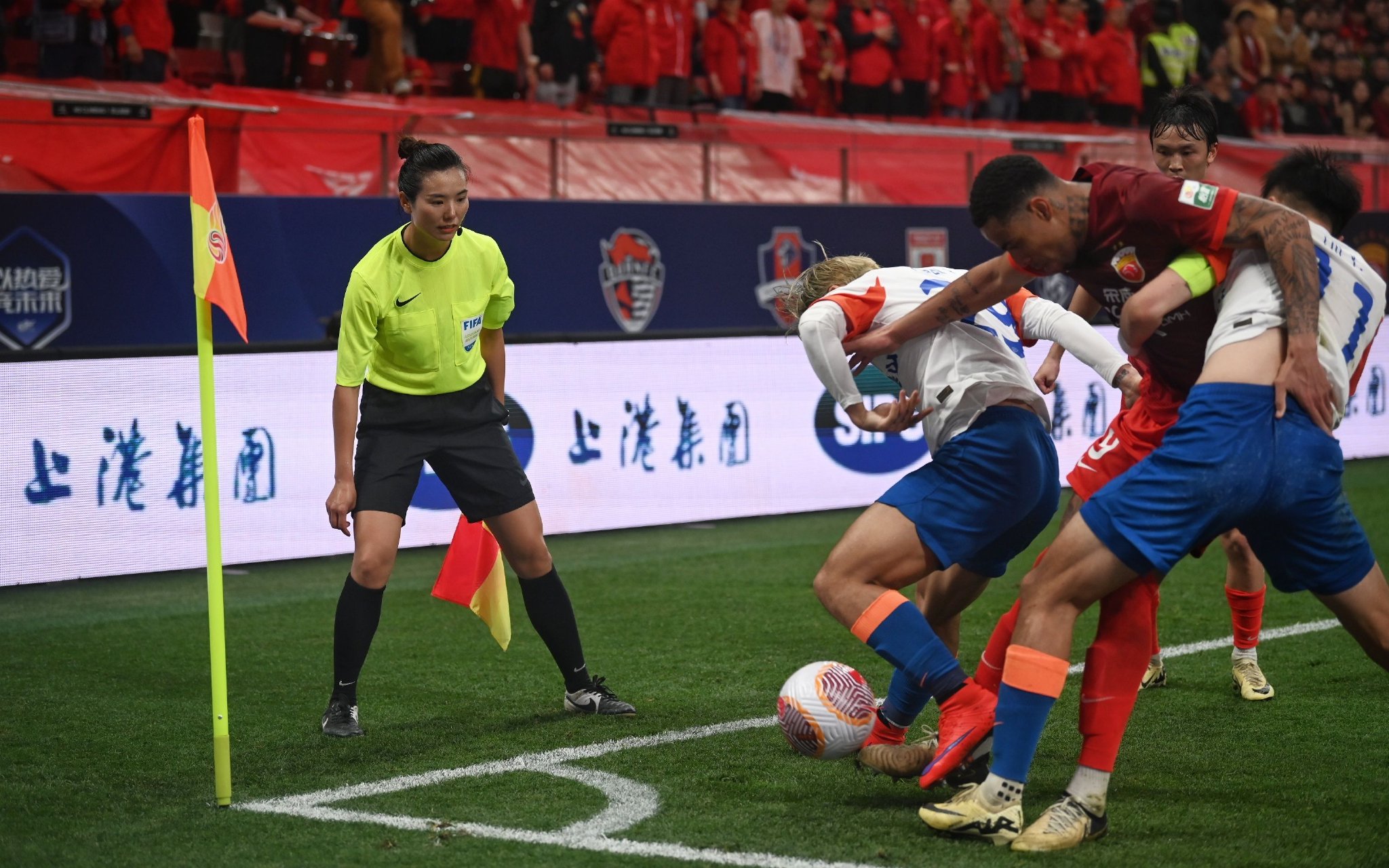 謝麗君是國內首位執裁男子足球頂級聯賽的女子球證員。 圖/新華社