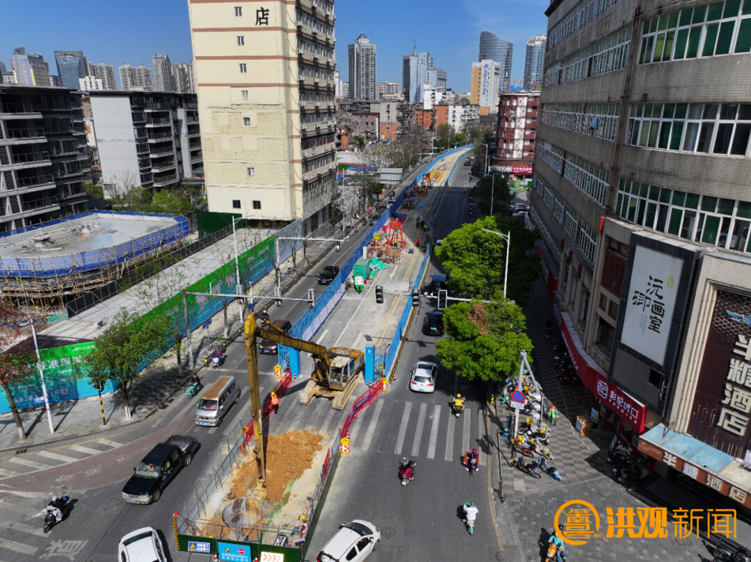 站前西路施工点,工人们正在进行污水管网改造