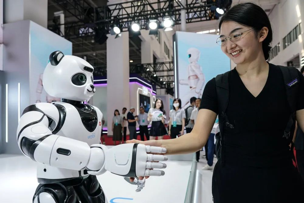 一位女士與機器人握手。圖片來源：新華社（記者：彭子洋）