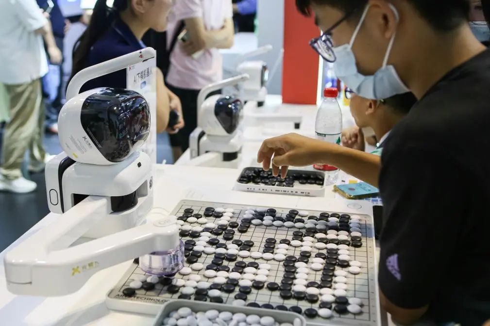 元蘿蔔AI下棋機器人與觀眾對弈。圖片來源：新華社（記者：辛夢晨）