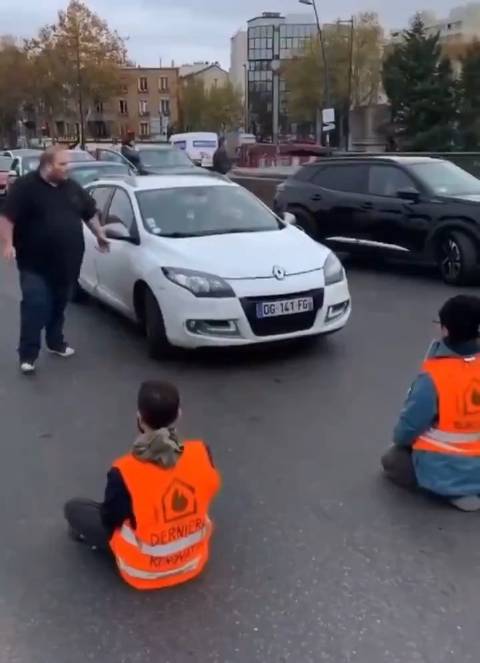 清理道路上的障碍物，应该是警察的工作