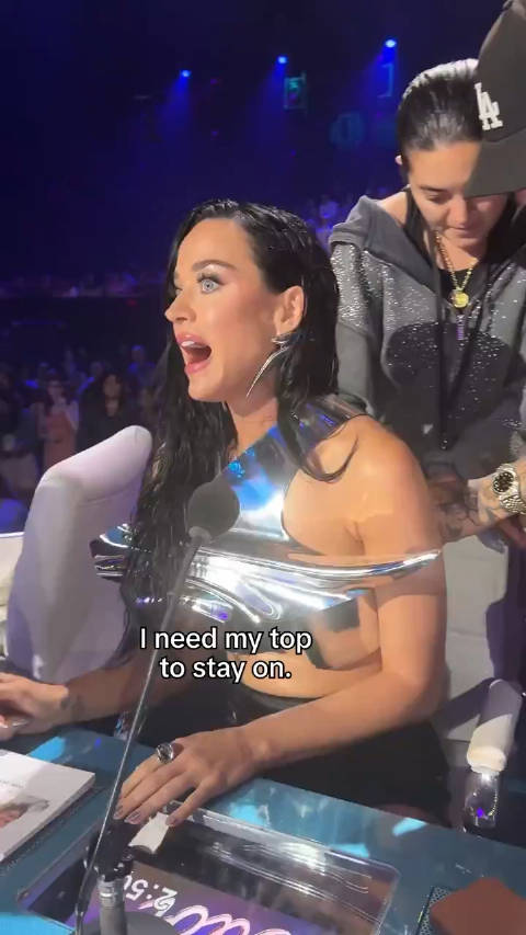 水果姐直播节目遇上衣裂了 Katy Perry 在现场直播的《美国偶像》节目上…