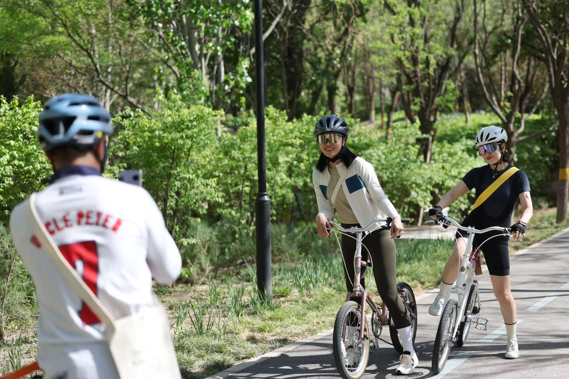 春日時分，朝陽綠道景色如畫，騎行市民在拍照打卡。  新京報記者 王飛 攝