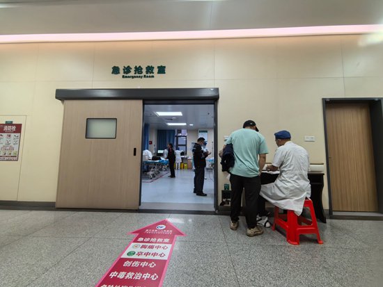     3月22日，在南寧市第一人民醫院急診搶救室，醫生、護士等在忙碌中。江暢/攝