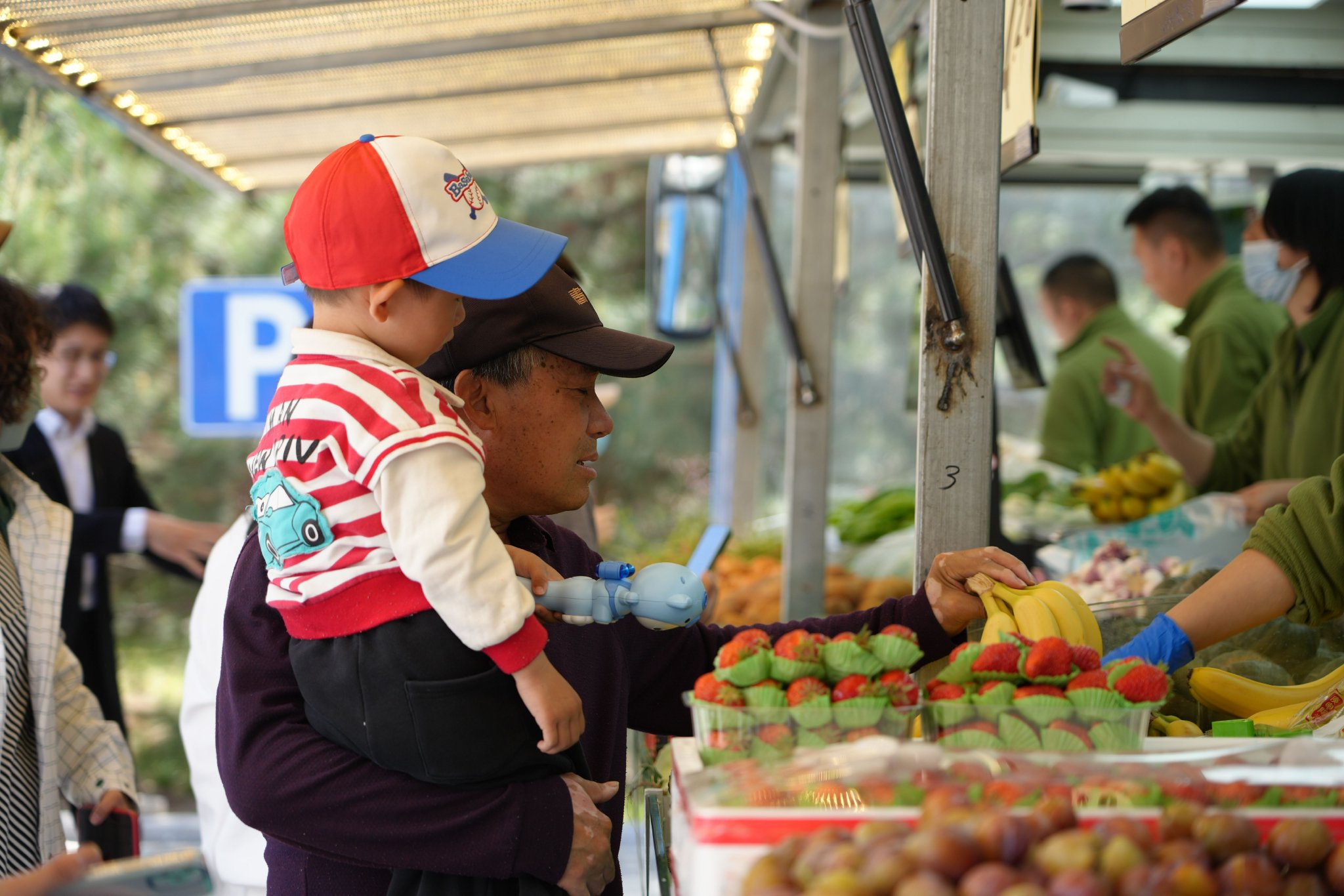 4月16日，市民在「公交便民驛棧」挑選水果。新京報記者 陶冉 攝