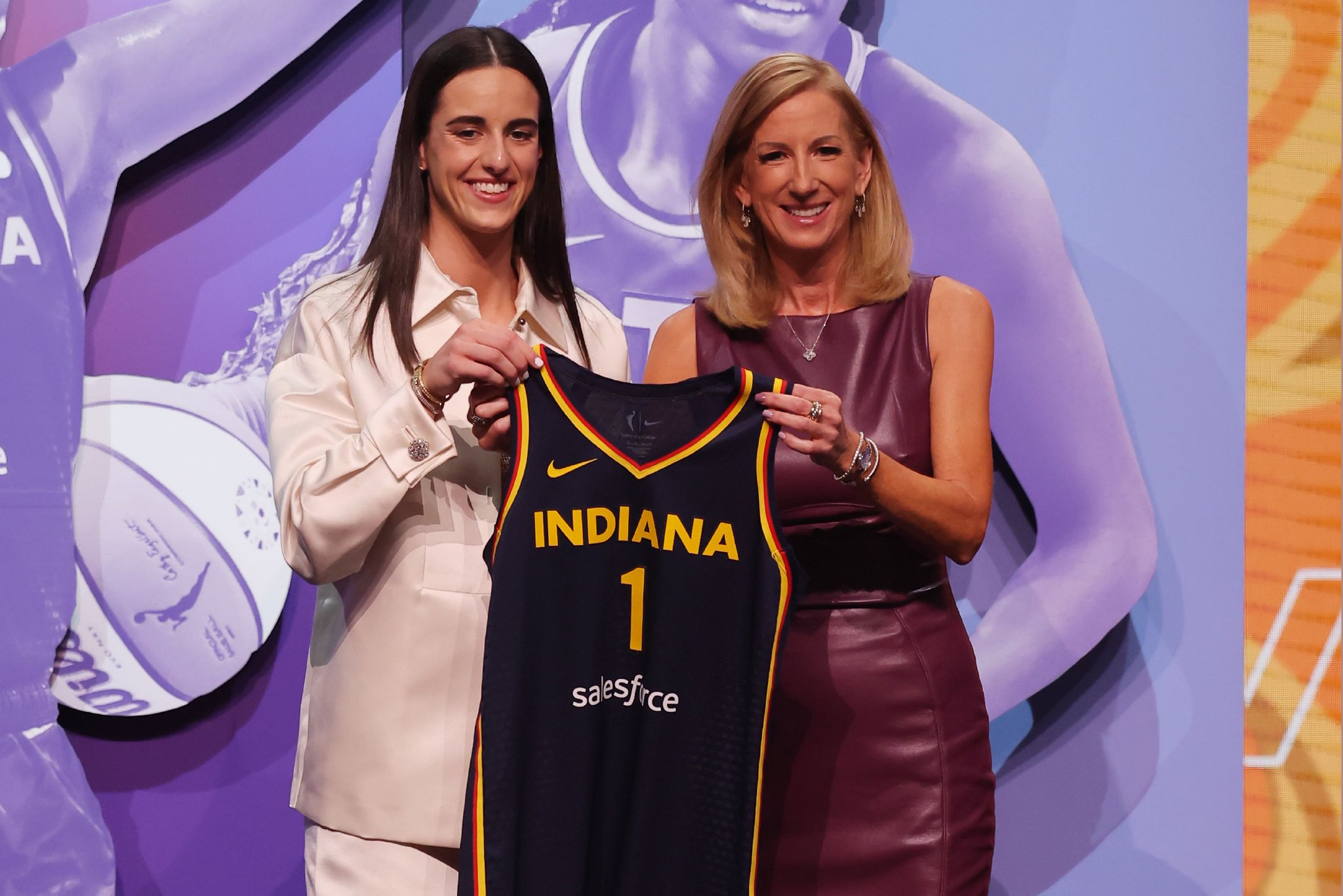 凱特琳·克拉克（左）當選WNBA狀元。 圖/IC PHOTO