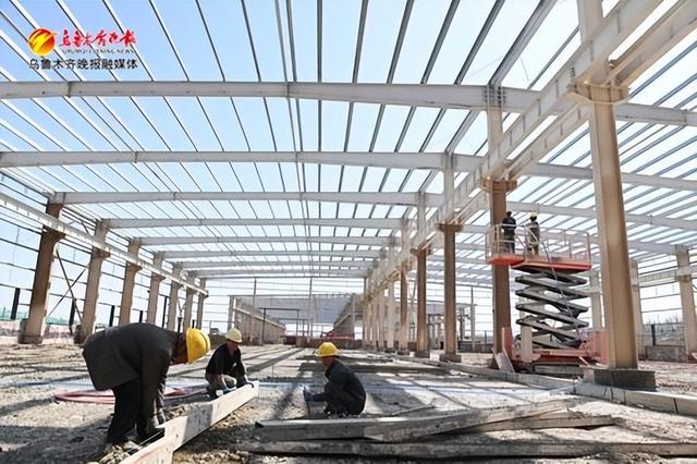 4月15日,在新疆德丰新能源科技有限公司光伏支架产业项目建设公司,工人正在进行厂区土建平整工作。记者陈岩摄