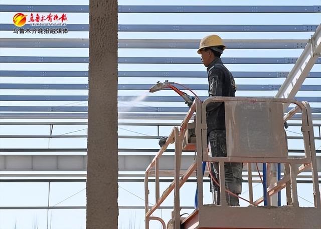 4月15日,在新疆德丰新能源科技有限公司光伏支架产业项目建设公司,工人正在进行钢结构喷淋工作。记者陈岩摄