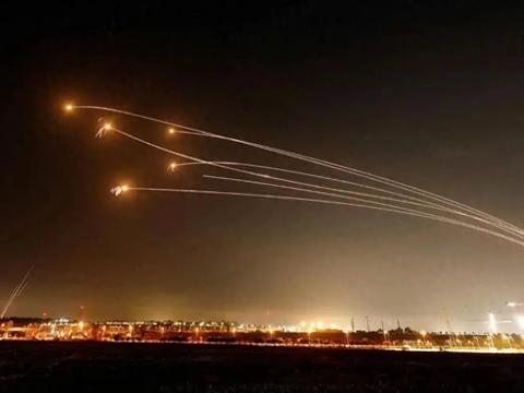 开打！伊朗威胁美国后，50枚火箭弹飞向以色列，中国警告立即停火