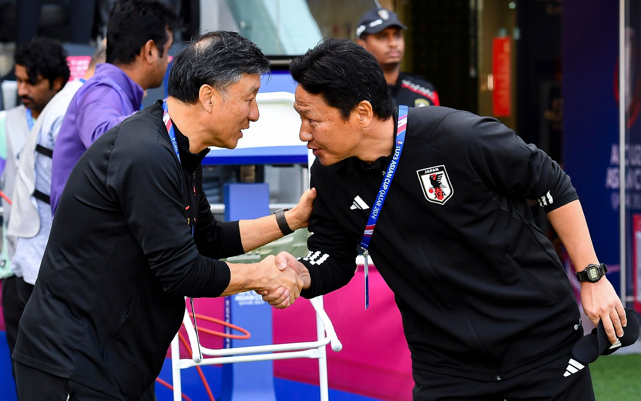 中國隊總教練成耀東（左）與日本隊總教練大岩剛握手致意。 圖/新華社