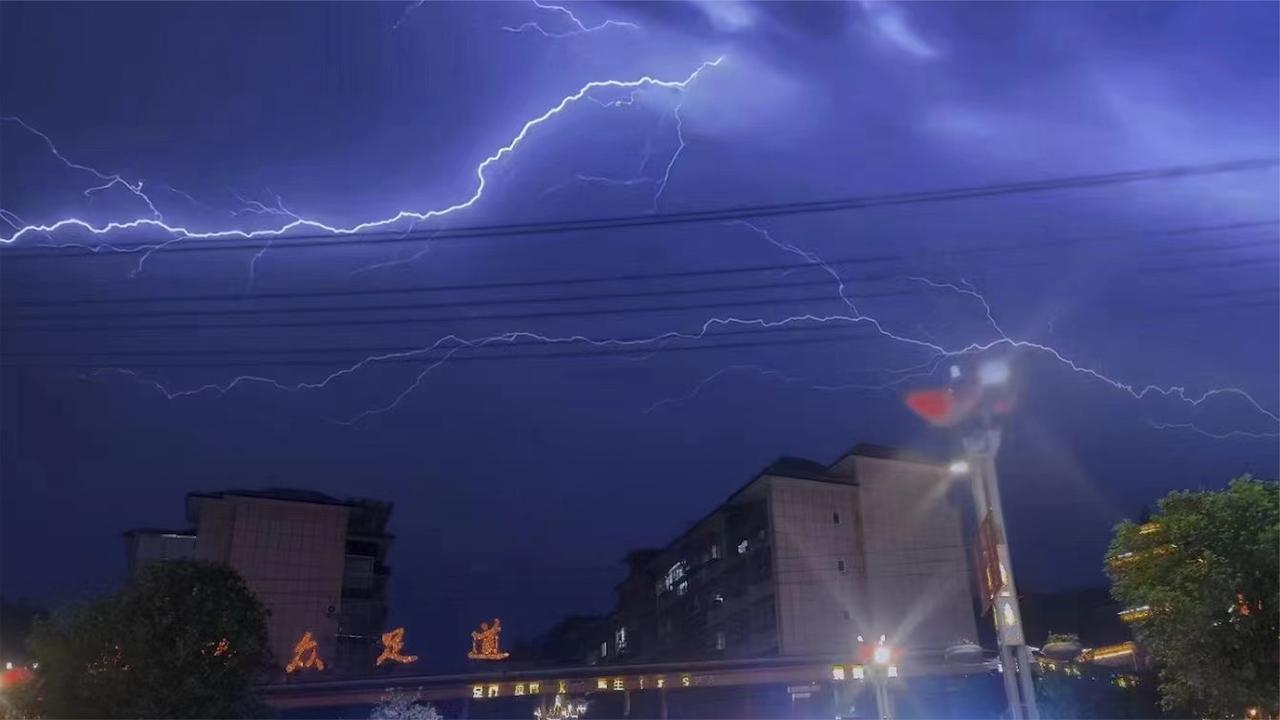 贵州多地遇强对流天气