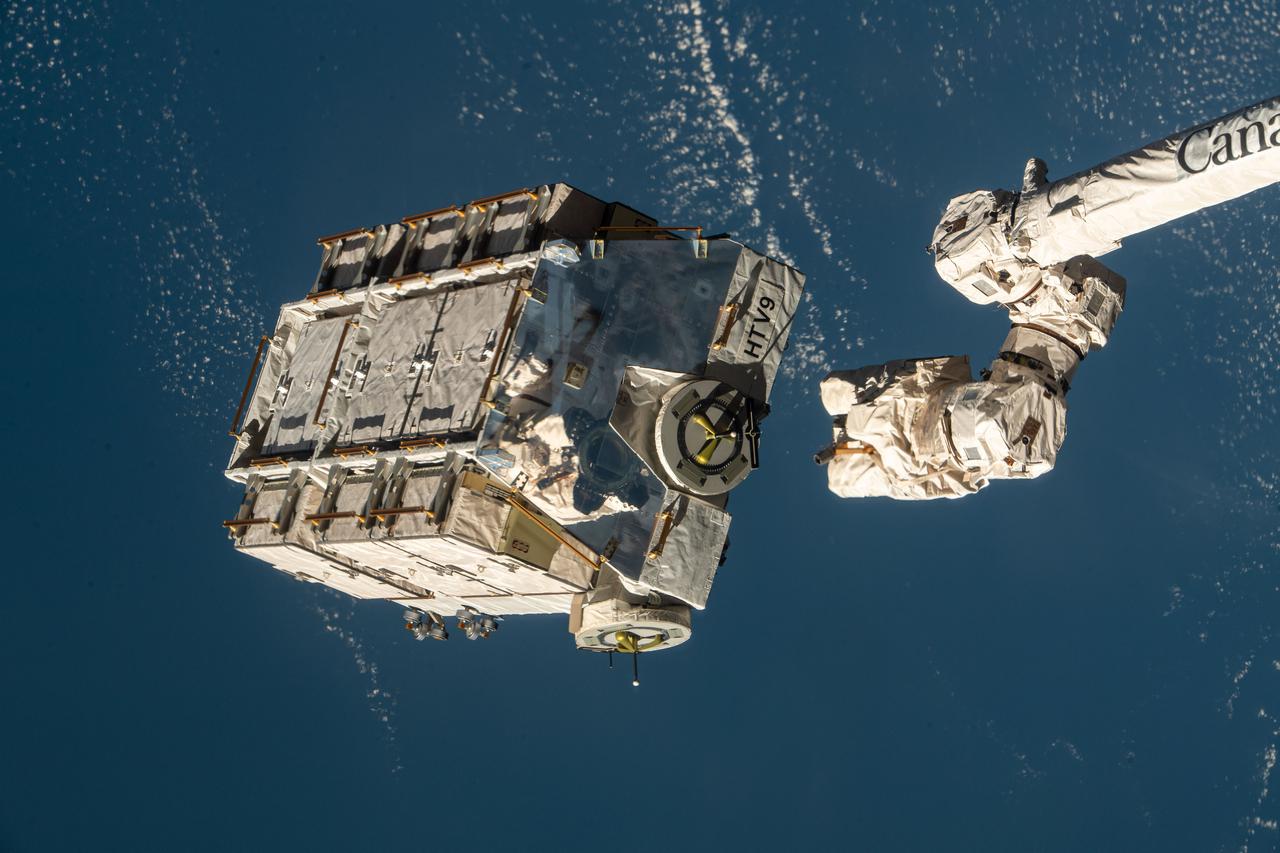 2021年3月，國際空間站在軌丟棄廢舊電池及其托板 圖源：NASA網站