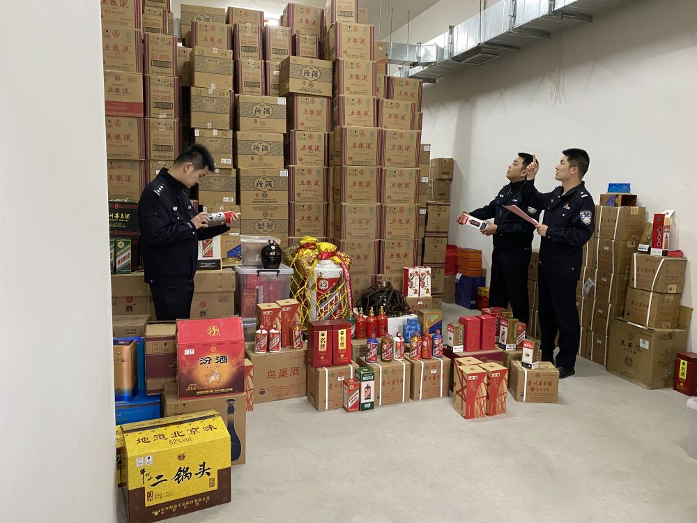 台州市涉案財物管理中心一處庫房內，警方清點查獲的「特供」假酒。 新華社記者馬劍 攝