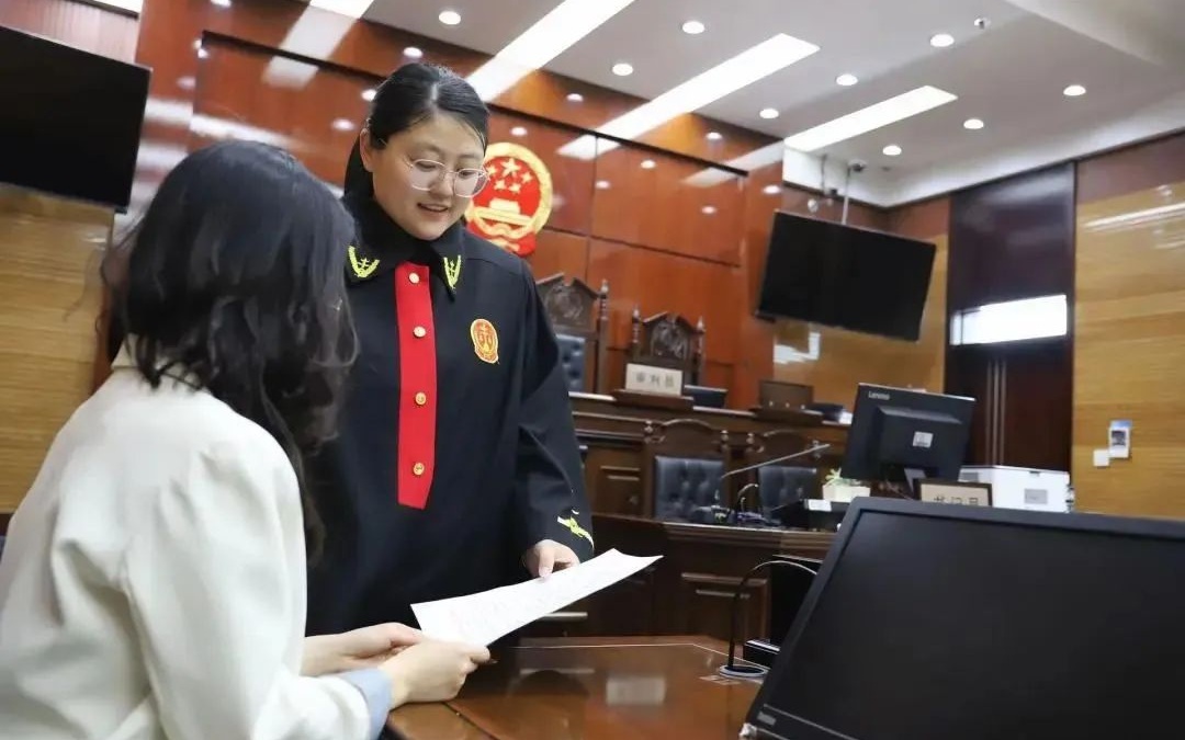 天津市東麗法院承辦法官為當事人發出《關愛未成年人提示卡》。 圖/天津市高級人民法院公眾號