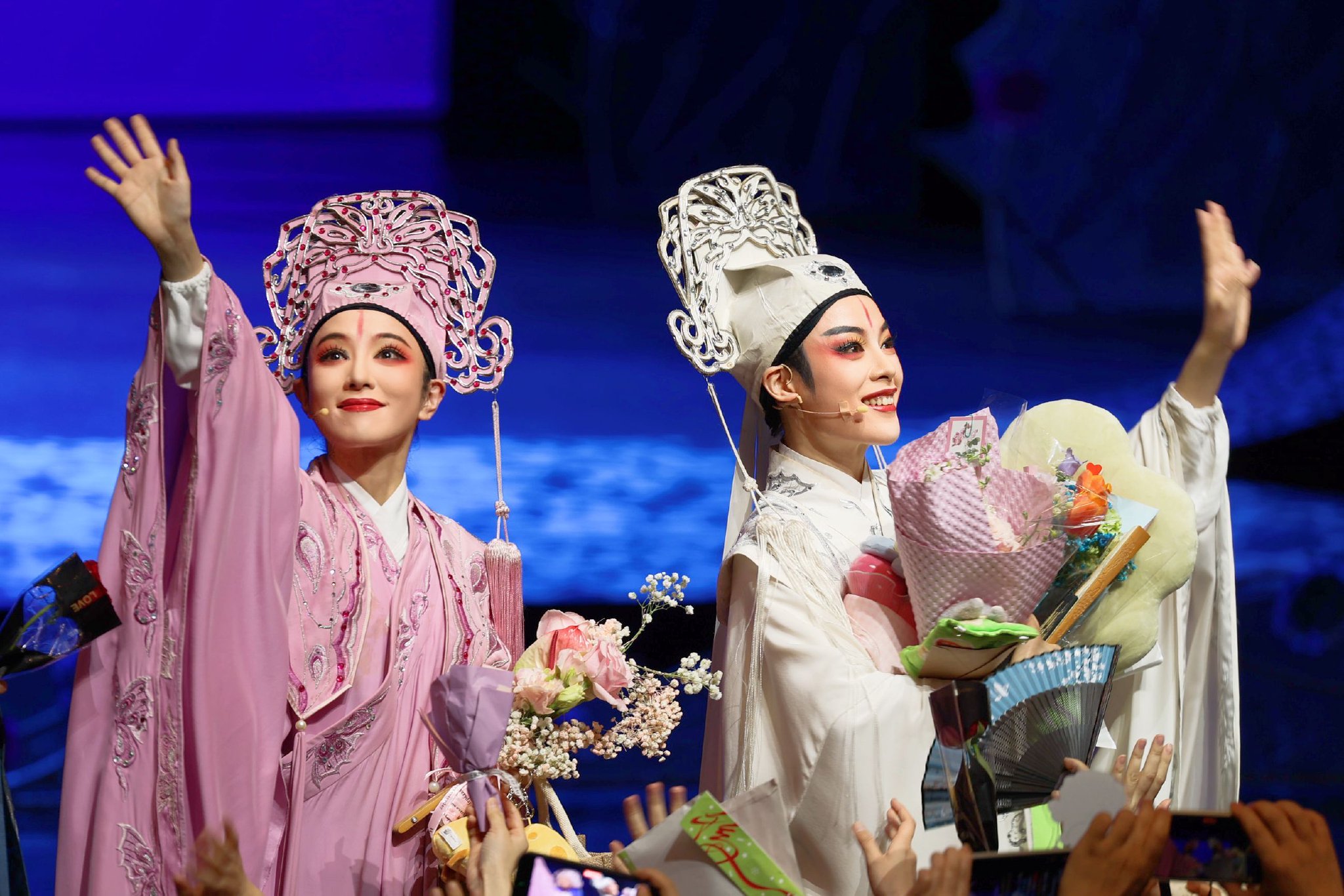 越劇《梁祝》在杭州蝴蝶劇院演出，年輕越劇演員登台時收到觀眾的熱情鼓勵。  圖/世外筆源