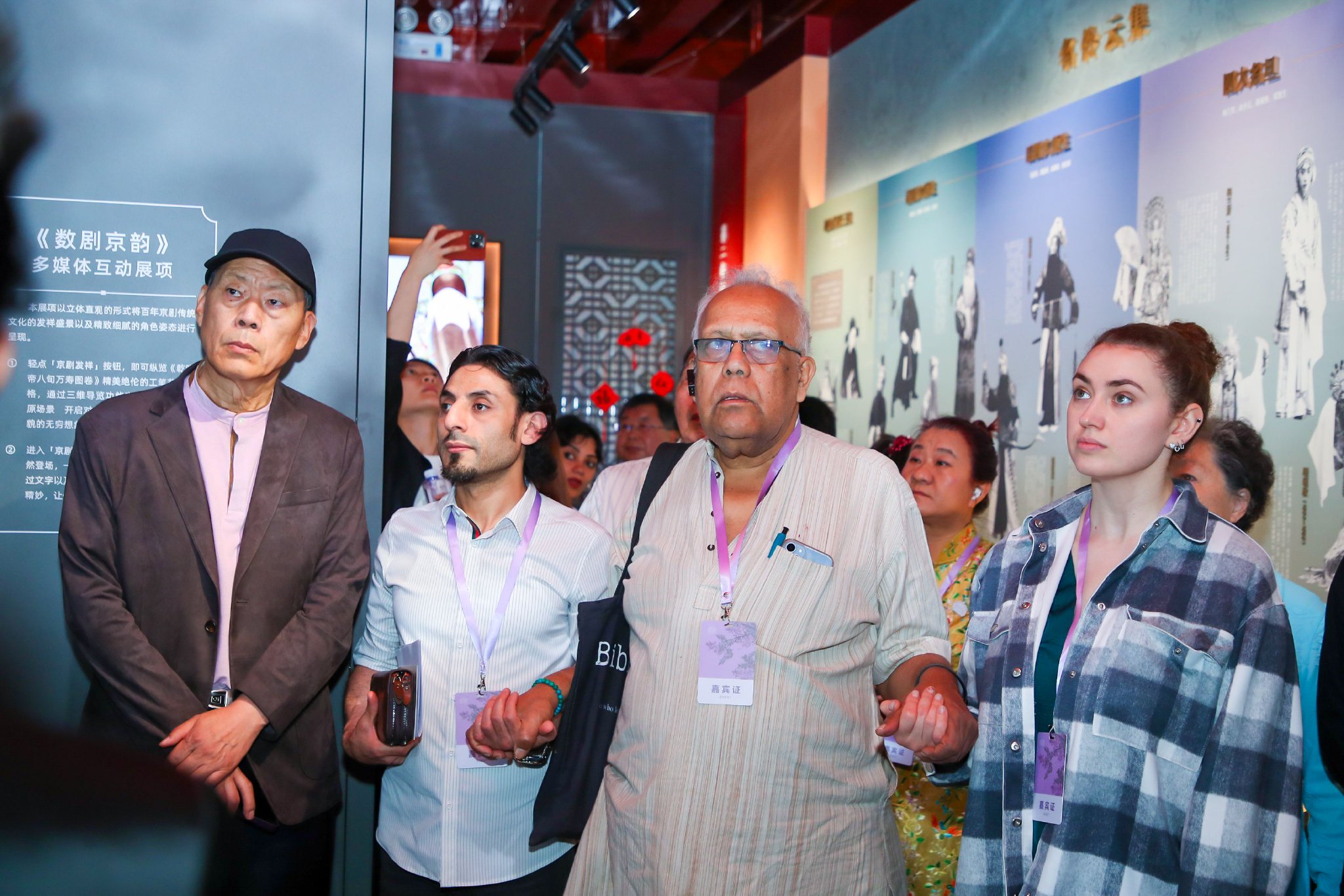 詩人們參觀北京戲曲博物館。新京報記者 薛珺 攝
