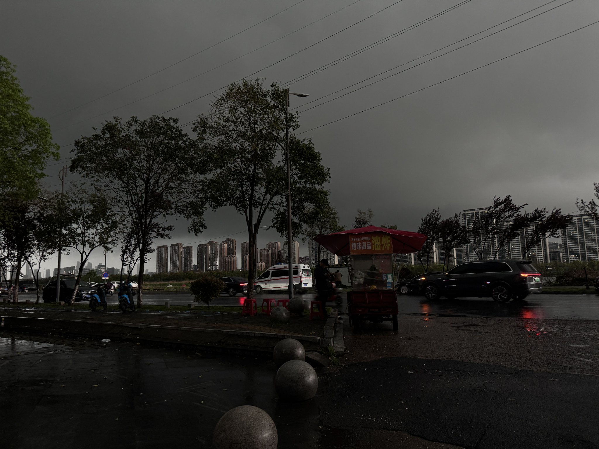 4月1日，清水灣小區外，暴風雨來臨前夕。 新京報記者 熊麗欣 攝