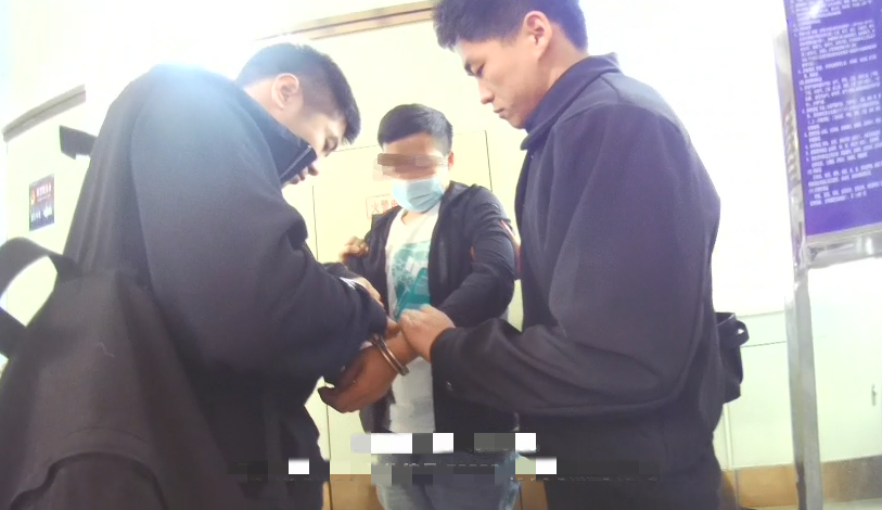 民警將犯罪嫌疑人尹某（左二）抓獲。圖源：北京市公安局大興分局