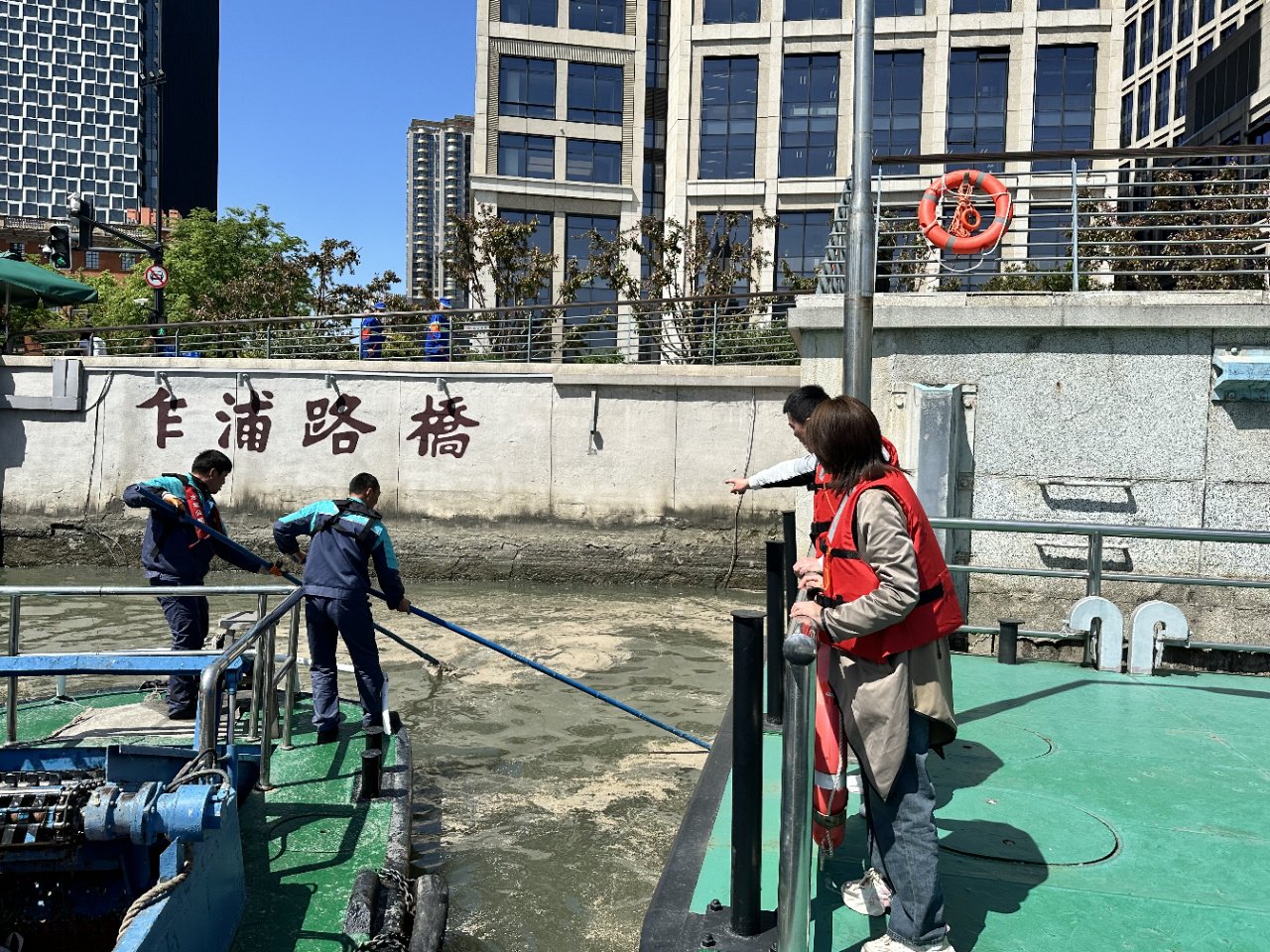 4月18日，水域保潔人員在事發水域進行打撈。上海市水管處 圖