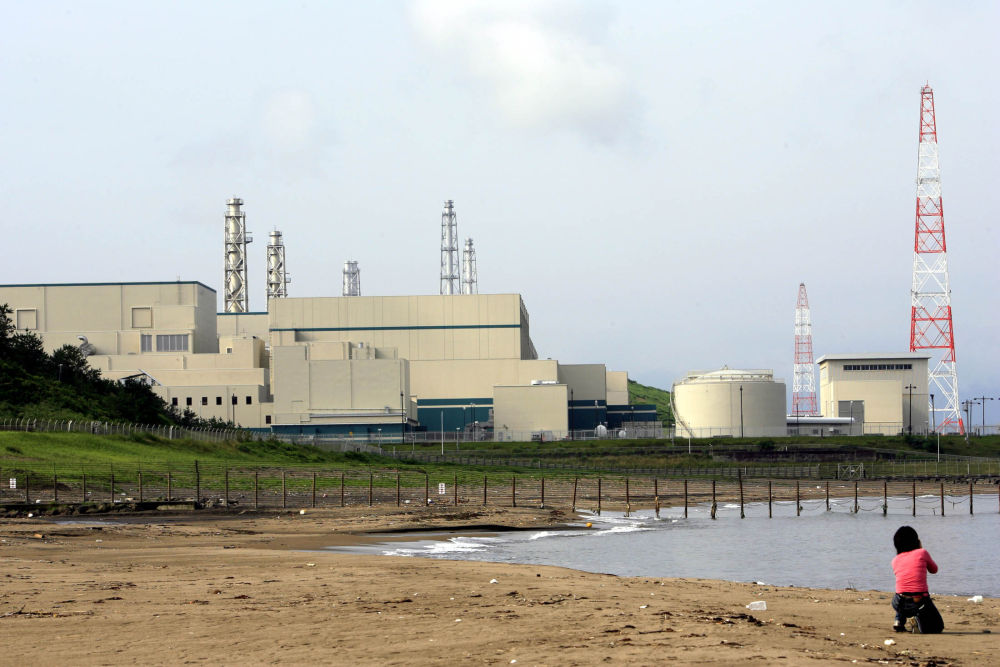 2007年7月18日，一名記者在日本東京電力公司位於新潟縣的柏崎刈羽核電站附近拍攝。新華社記者任正來攝