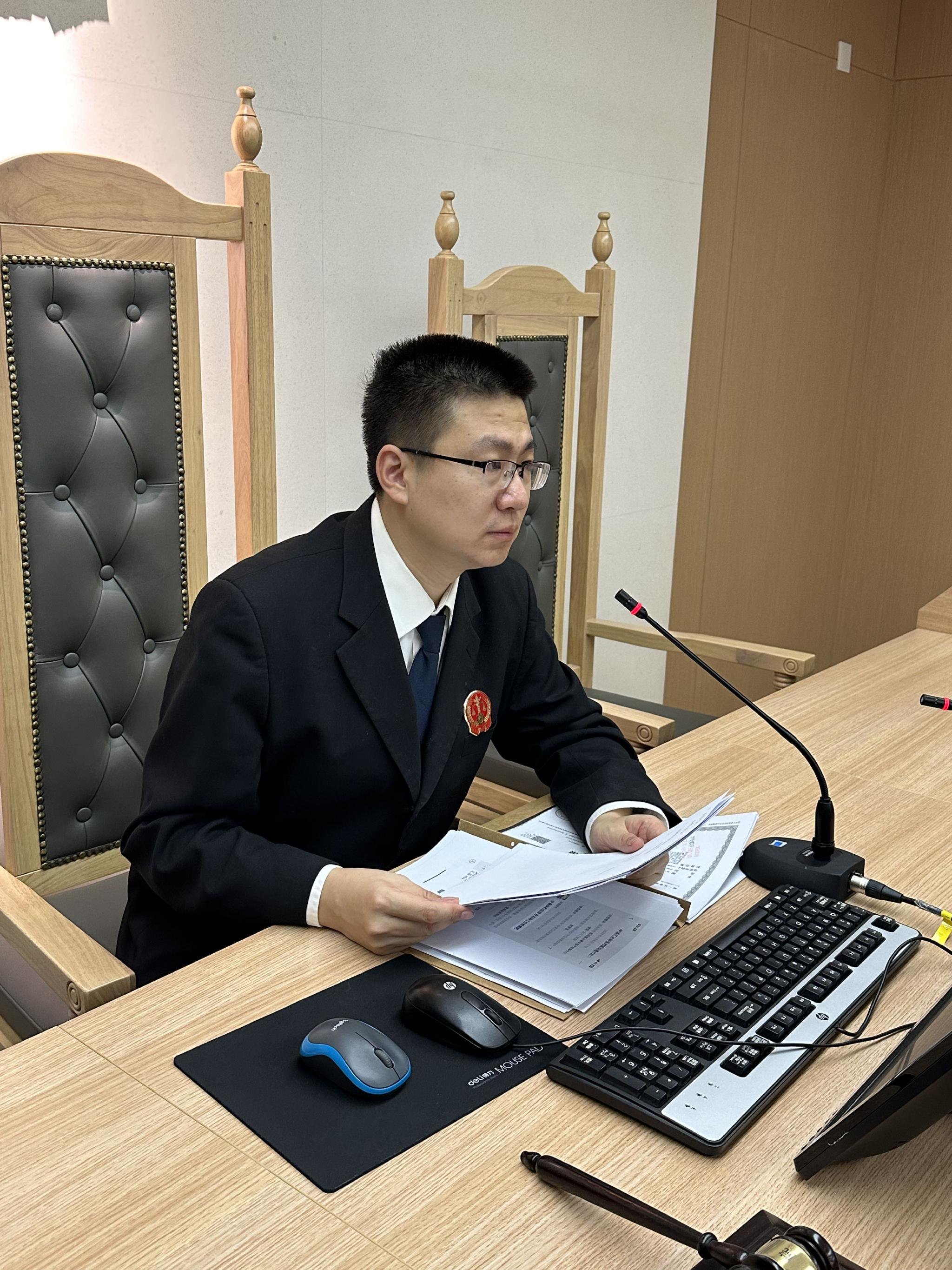 北京市三中院法官鄭吉喆為「隱形加班第一案」的主審法官。受訪者供圖