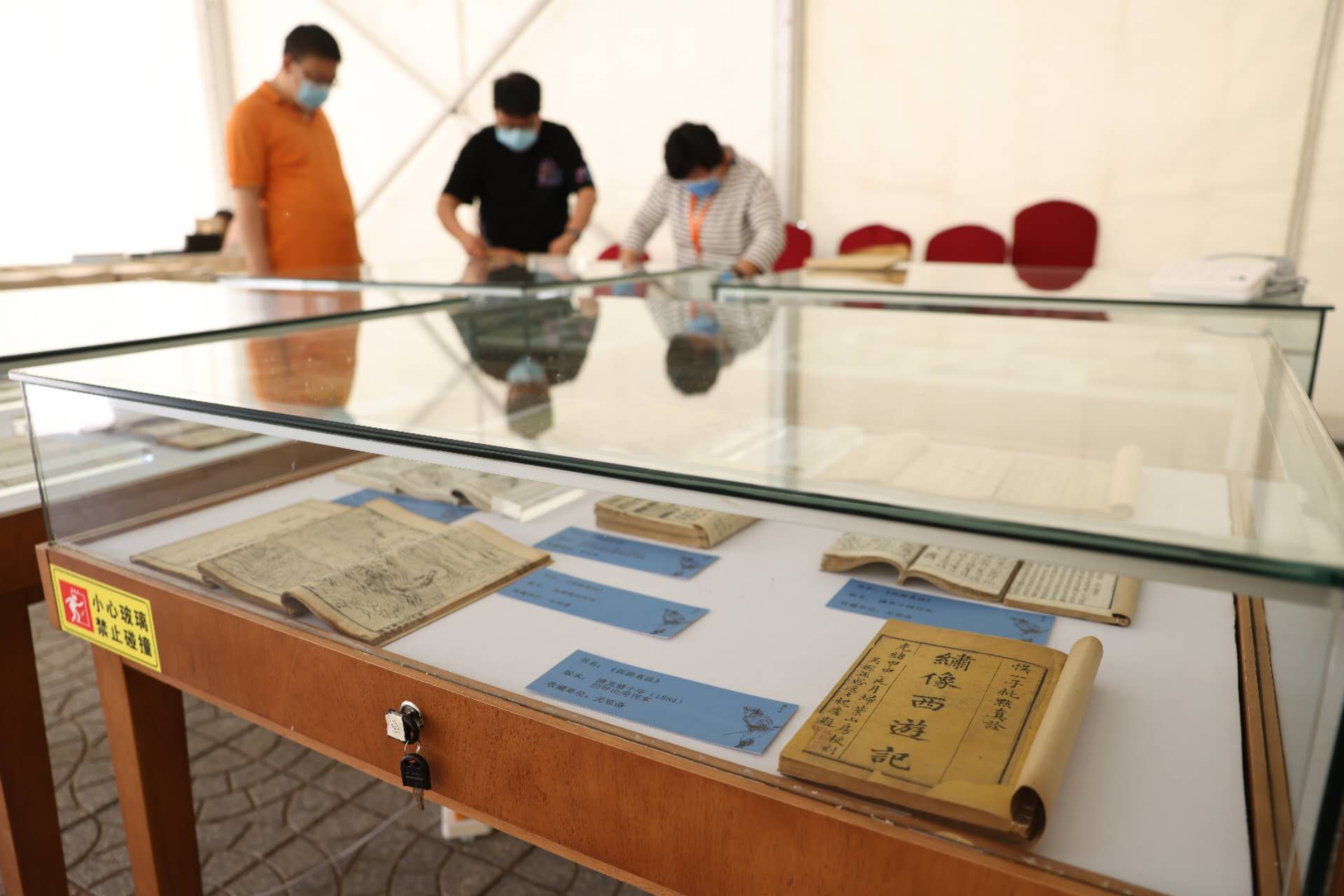 在「舊書新知」專區，工作人員正在擺放各種四大名著古籍。新京報記者 浦峰 攝