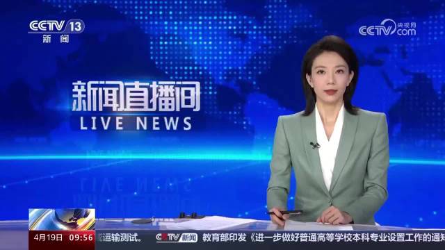 面包车自燃幼儿园老师徒手拖走旁边车