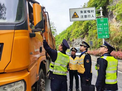 陕西宁陕县开展工程渣土运输车辆违规运输专项整治