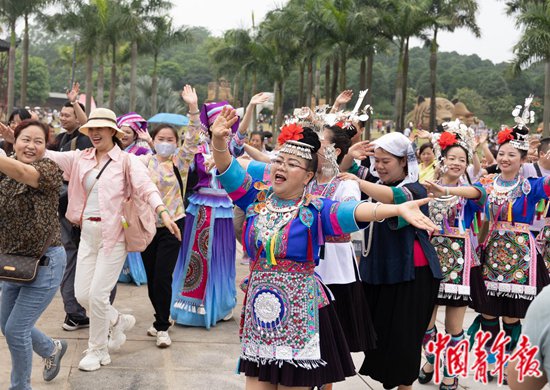     4月12日，南寧園博園清泉湖廣場，遊客與演職人員共跳「多耶」舞。吳欣宇/攝