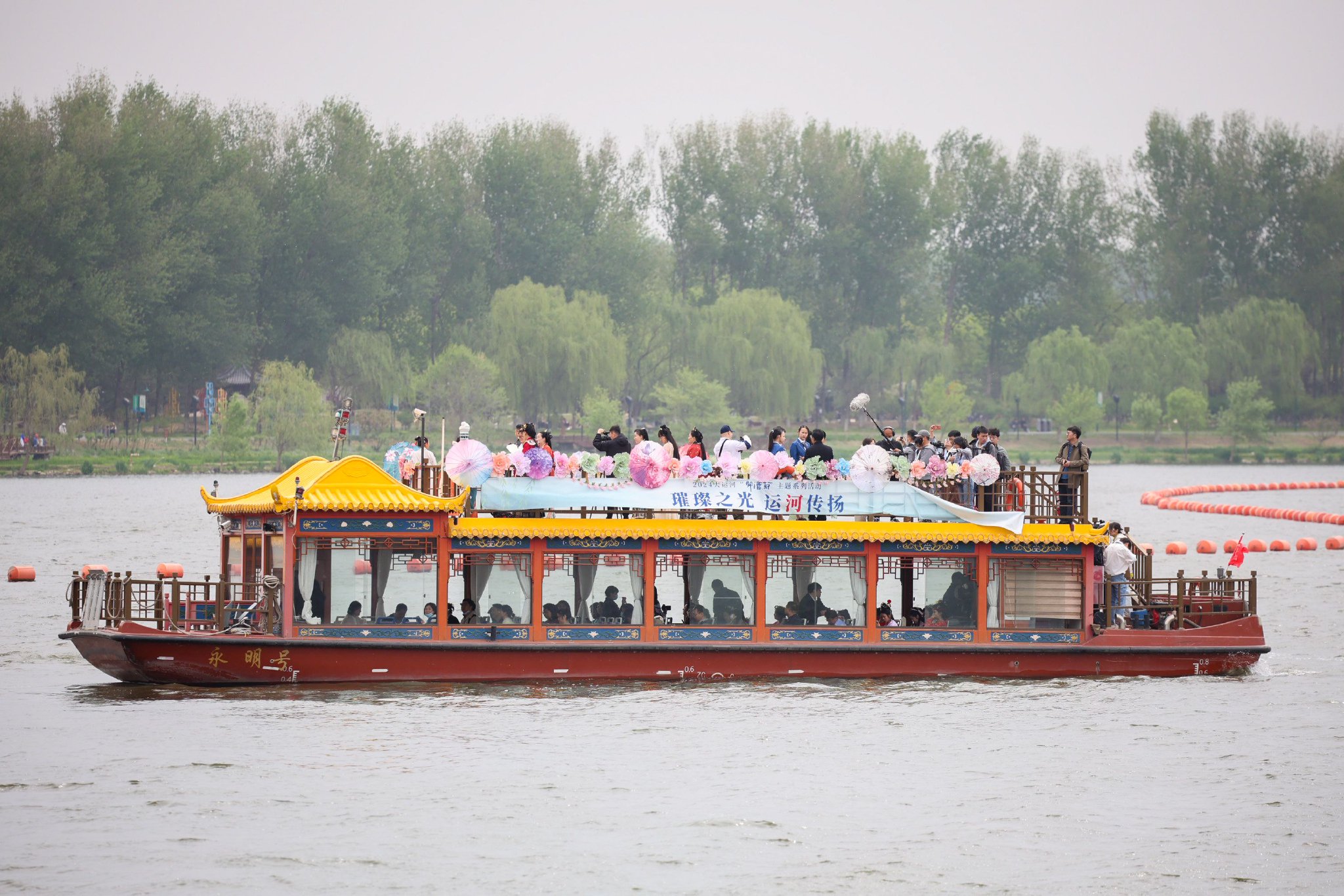 大運河「開漕節」上，市民乘坐花船飽覽運河兩岸風光。新京報記者 王子誠 攝