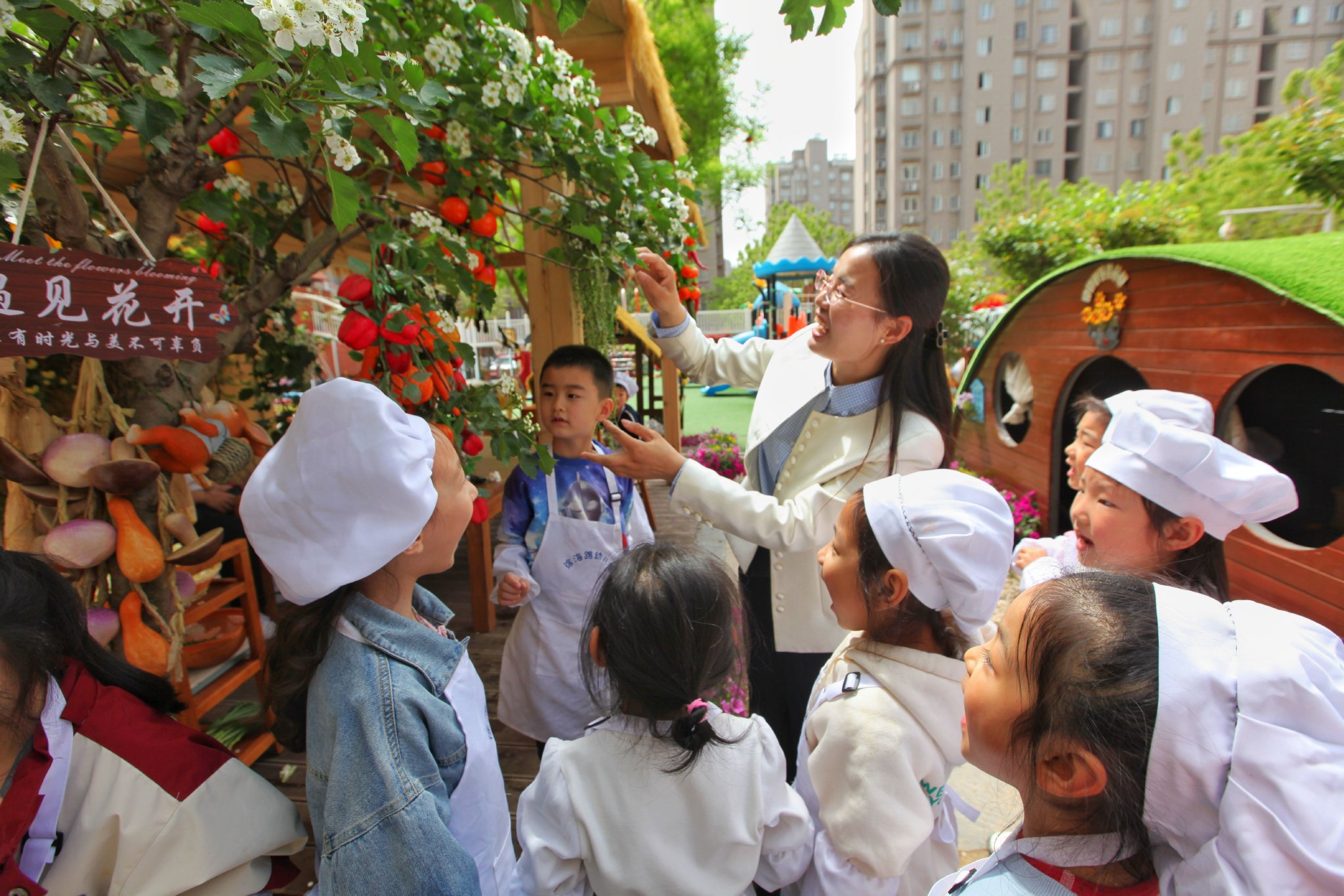 江蘇徐州徐海路幼兒園園長張乾與孩子們一起在室外活動。 受訪者供圖