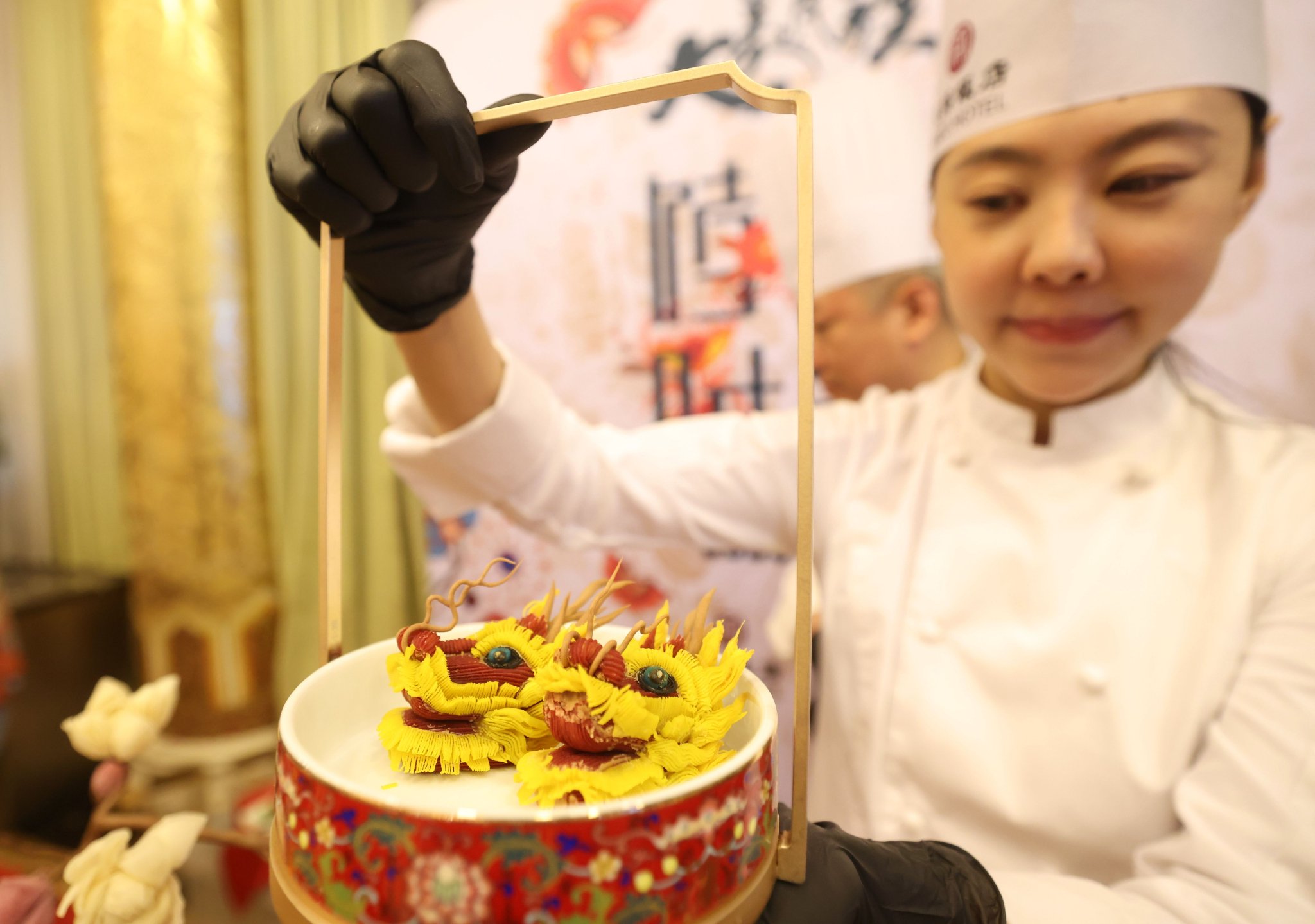 民族飯店糕點師展示精美糕點。新京報記者 王貴彬 攝