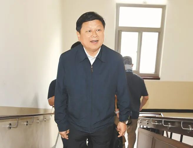 我买了一双巴黎世家什么梗