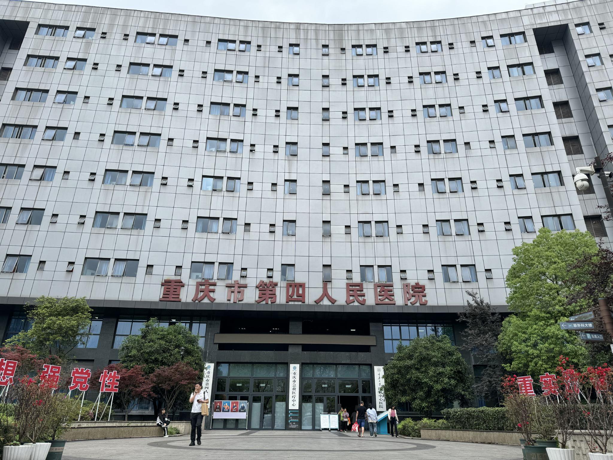 張女士目前仍在重慶市急救醫療中心救治。