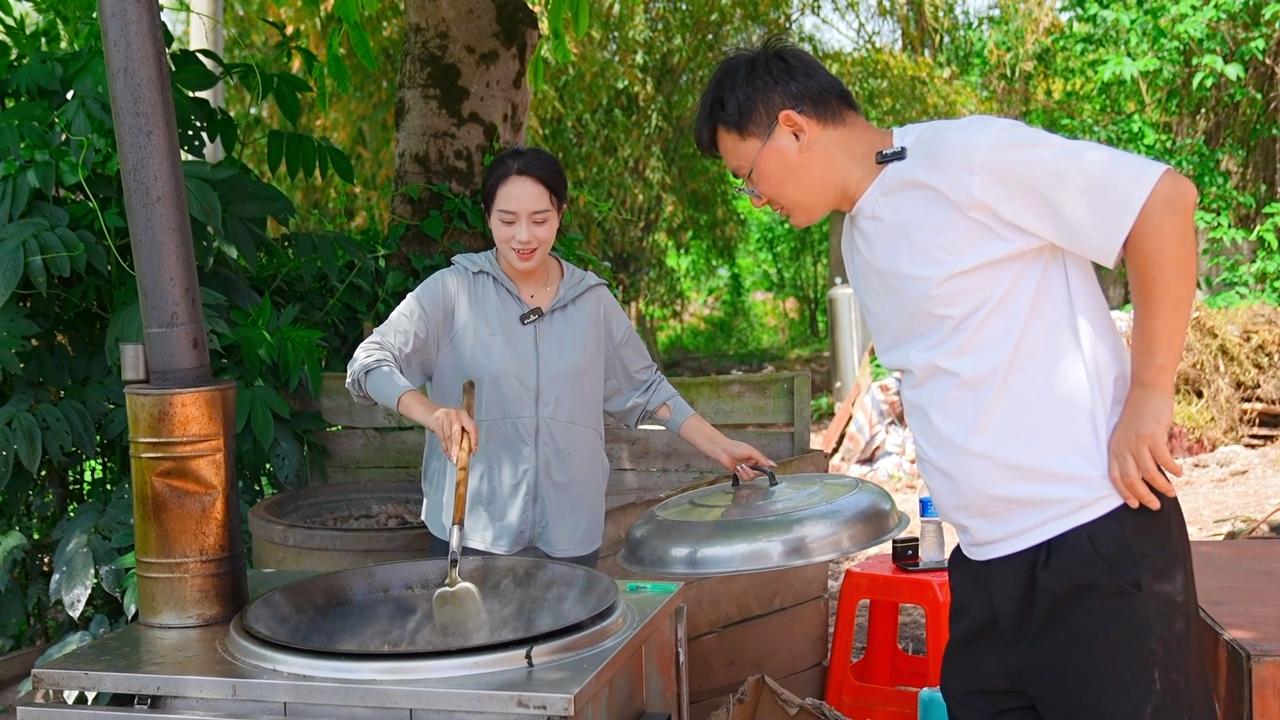 会做饭的人走哪都受欢迎，小妹儿今天做的酱骨头，幺妈吃了还想吃