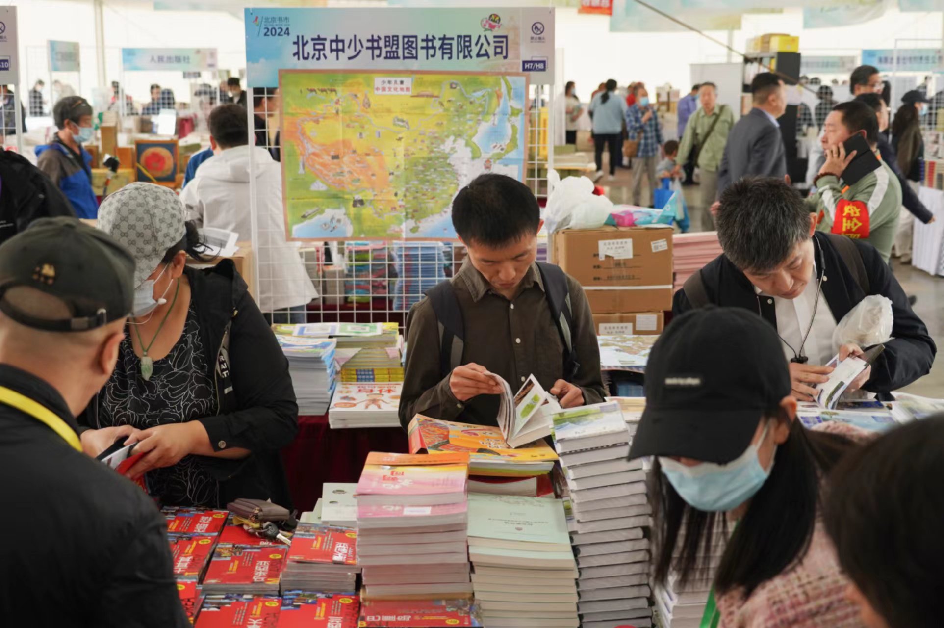 4月19日，朝陽公園，市民在挑選自己喜歡的書籍。  新京報記者 浦峰 攝