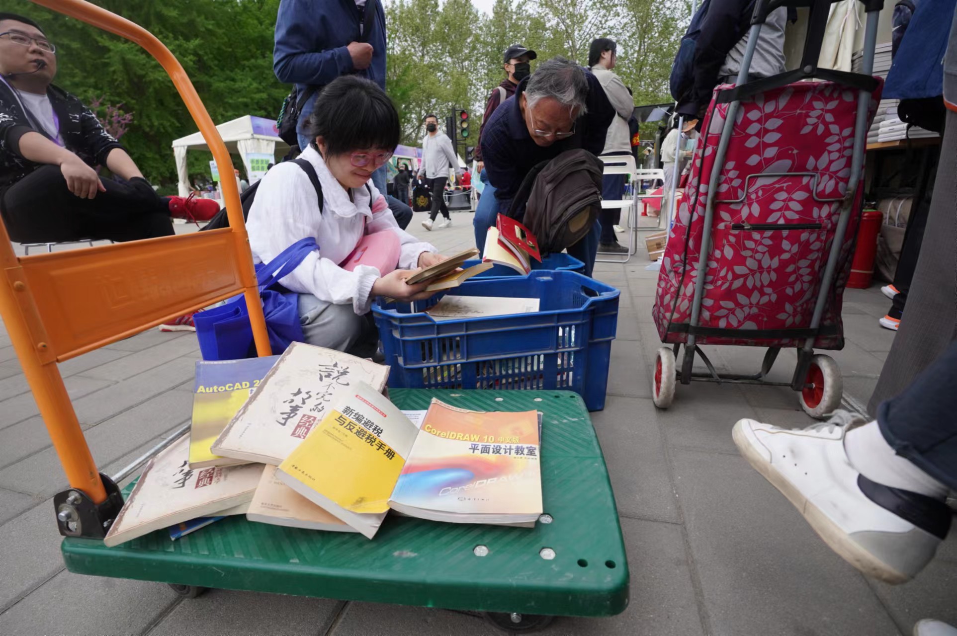 4月19日，北京書市，市民在挑選減價書籍。  新京報記者 浦峰 攝