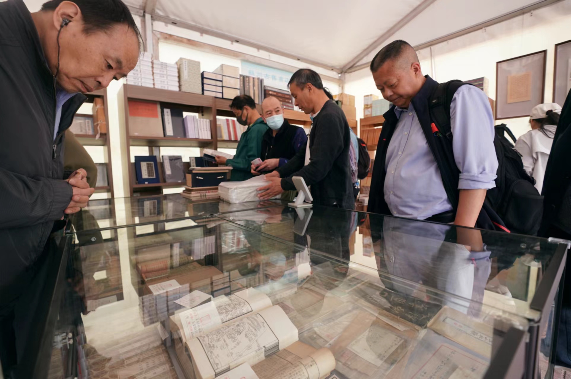 4月19日，北京書市「舊書新知」專區，市民在觀看古籍。  新京報記者 浦峰 攝