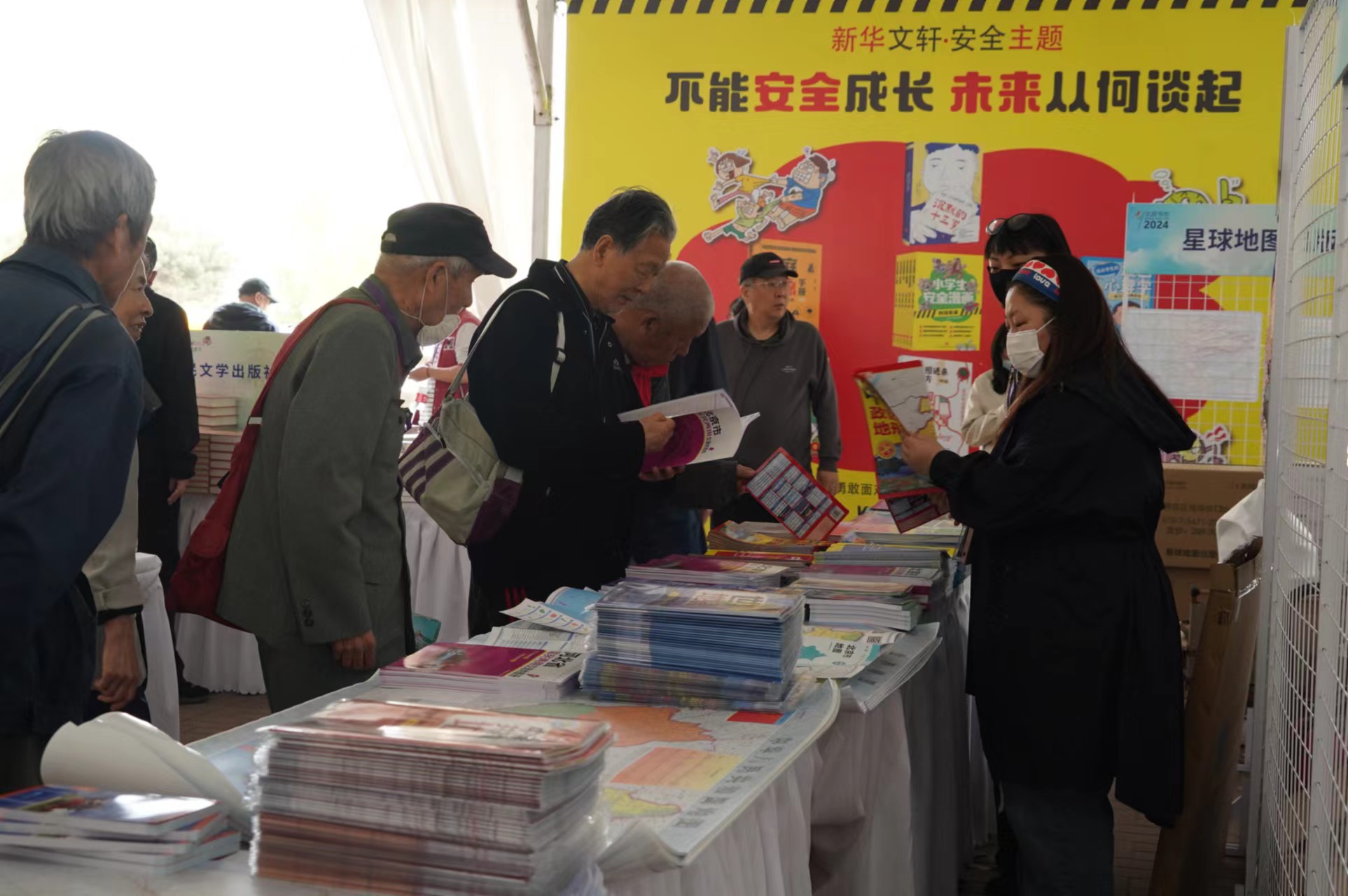 4月19日，北京書市，許多老年讀者在展位前物色書籍。  新京報記者 浦峰 攝