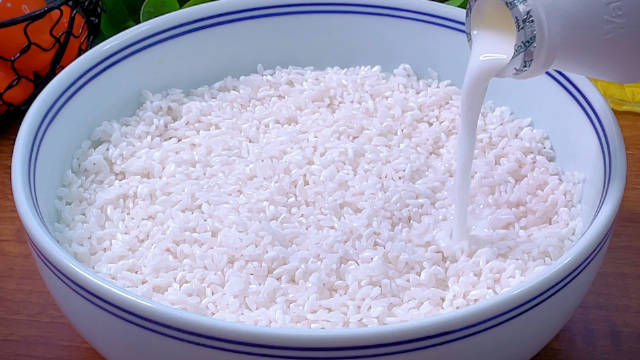 把牛奶倒进大米里，出锅就是经典米糕，简单又好吃