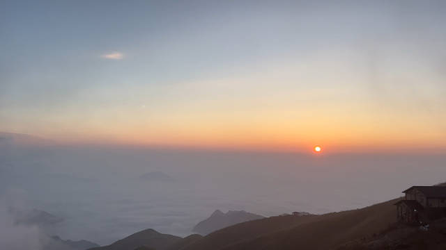 每一次去爬武功山，都会被它的云中草原、日出日落、云海、浩瀚星空惊艳到…