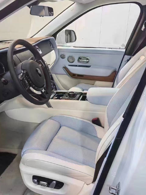 劳斯莱斯库里南内饰整齐的风格，很有英国皇室的设计感觉…