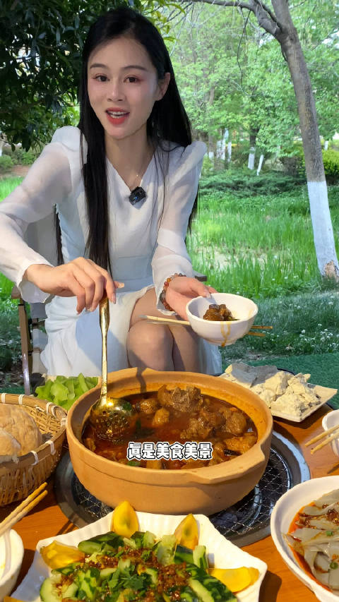 丽江这家农家乐的焖锅肥肠鸡焖锅猪蹄太馋人了吧，香惨了！