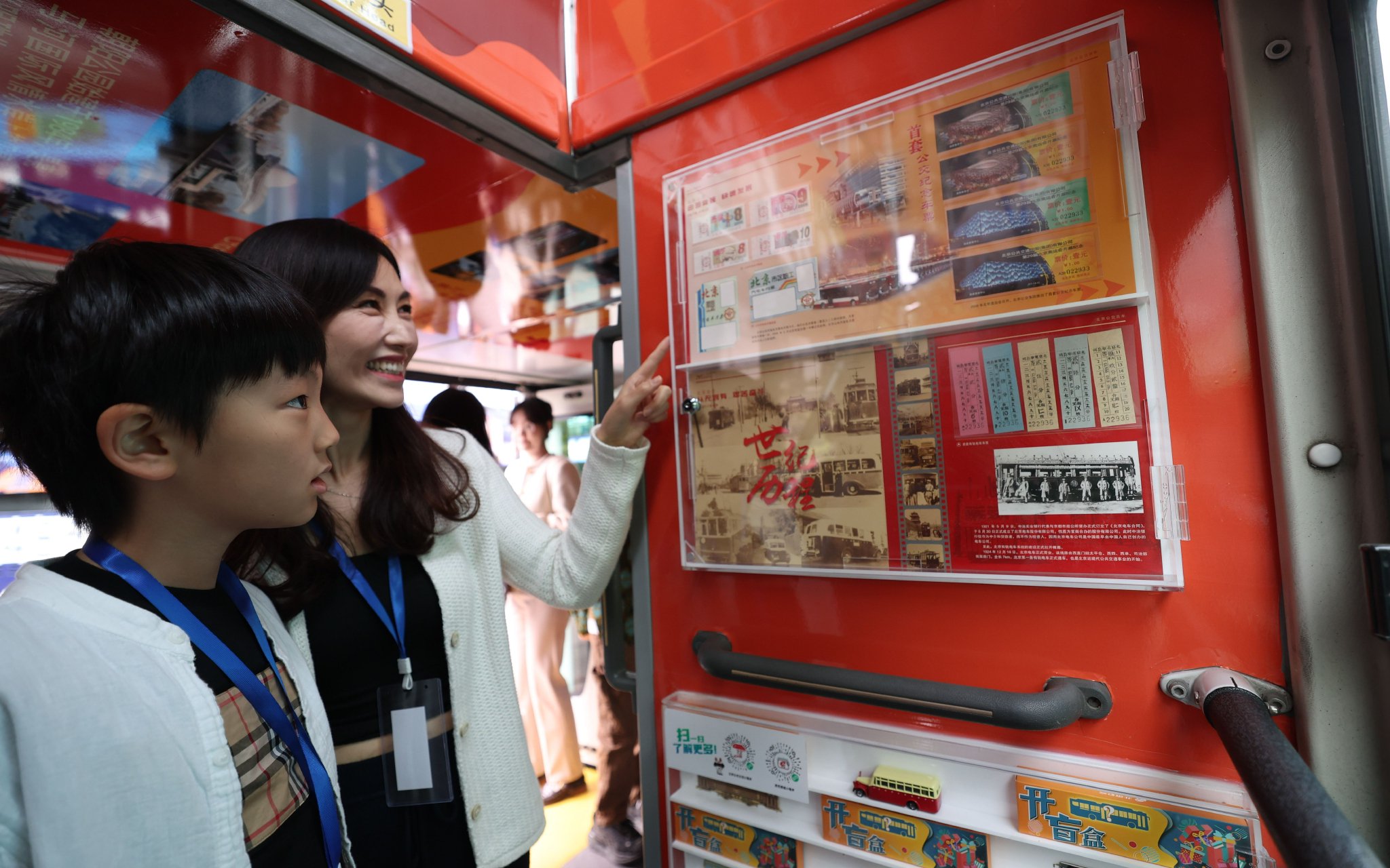 朝陽區「文旅公交專線」為雙層巴士，車廂內設有圖片展覽。新京報記者 王飛 攝